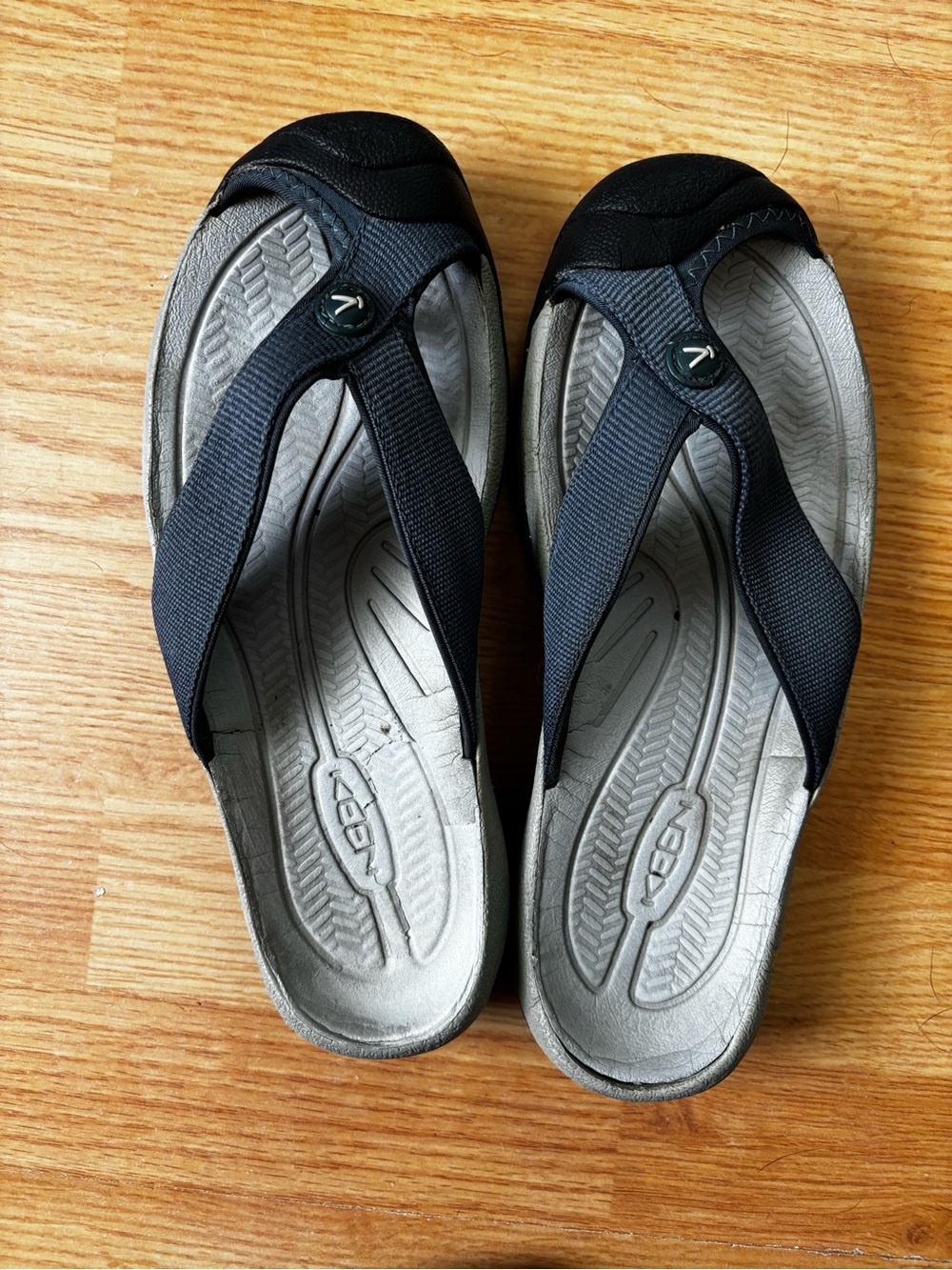 Keen Waimea flip flops toe cover navy women’s 8 beach pool camping summer